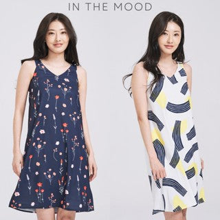 IN THE MOOD HOLIDAYS SLEEVELESS V-NECK PRINTED A-LINE MIDI DRESS